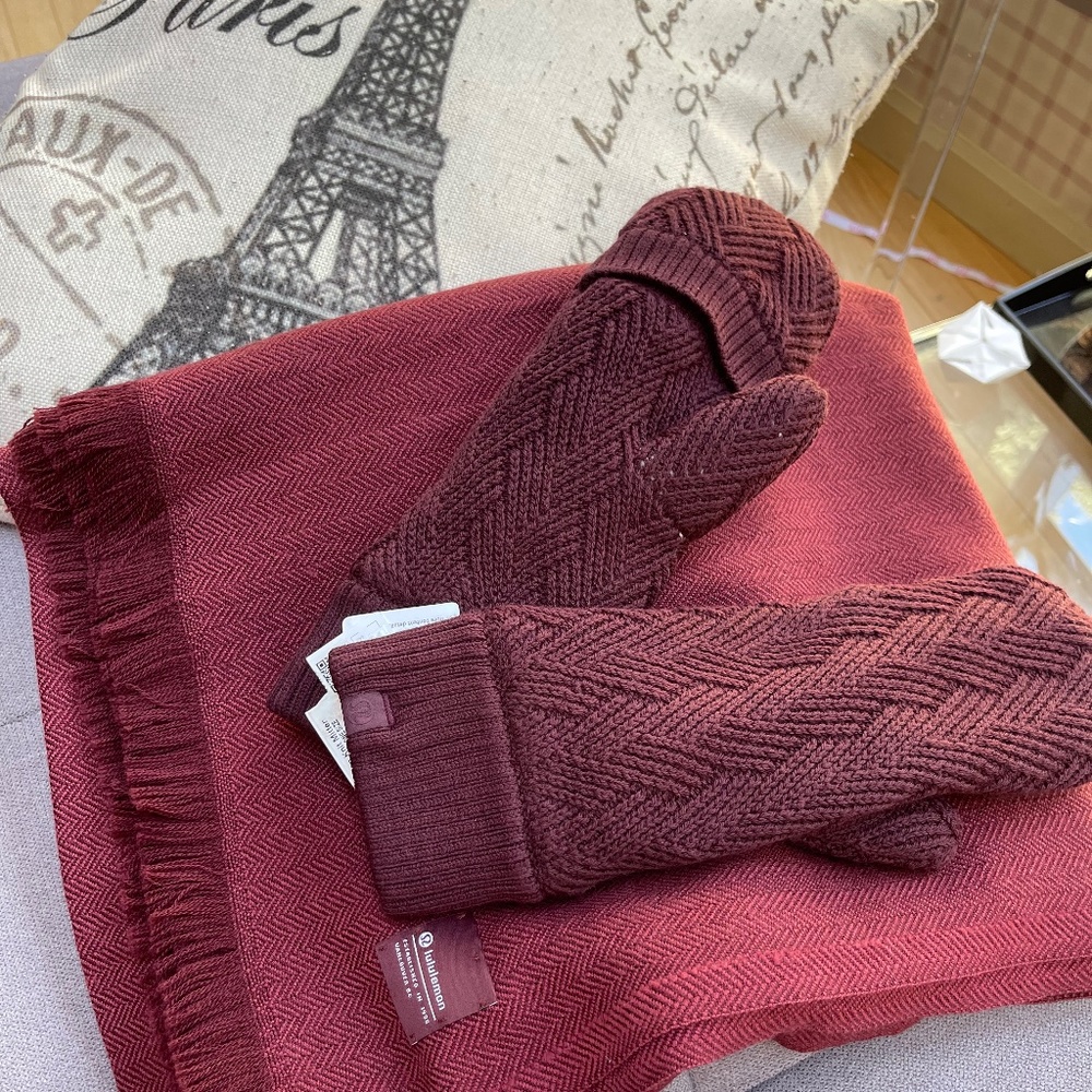 NWT LULULEMOn Combo Scarf and gloves!